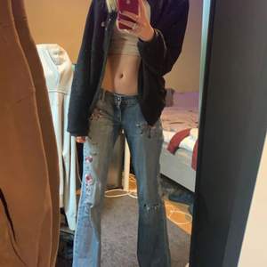 Säljer mina skit coola low Waits jeans som jag säljer då dem inte är min stil längre. Köpte dem på stadsmissionen för ett år sen. Om det är många som är intresserad kommer jag starta en budgivning!💓⚡️