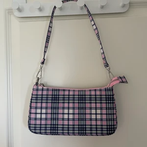 Oanvänd väska från shein - Helt oanvänd väska från shein. Bra kvalitet med en ordentlig dragkedja. Köparen står för frakten.