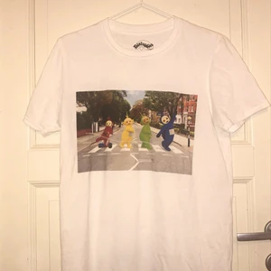 Teletubbies x the beatles tröja - Detta är en gammal tröja som jag köpte från asos :) osäker på hur mycket jag köpte den för men tror att den var ungefär 120-130 kr. Jag säljer den för att den inte passade mig den var alldeles för stor och satt inte bra. Den är en XS men den är oversized så den är mer som M/L. Den är unisex så fungerar på både tjejer och killar. Den är helt oanvänd och har inga fläckar. Kontakta gärna mig ifall du har några frågor😊❤️