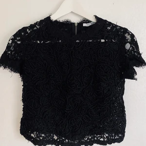 Topp spets - Topp från Zara i spets med dragkedja i bak. Fint skick!! 100 kr inklusive frakt💕