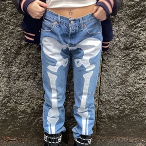 Skelett jeans🤪 - Säljer domhär asnygga jeansen ja målat själv. Jeansen är ett par vintage baggy lågmidjade levis jeans❤️ de står ingen exakt storlek men passar s-m då dom är justerbara å lågmidjade❤️