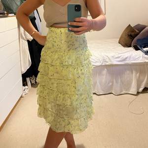 Världens finaste somriga kjol från Gina Tricot i storlek 38!!! Underbar färg och passform i verkligheten!! Använd enstaka gång! ❤️‍🔥