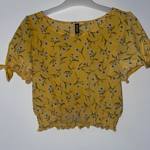 Blommig topp - Hejsan, säljer denna topp från hm som köptes för 1,5 år sedan. Säljer den pågrund av att den inte kommer till användning, då den är använd fåtal gånger och ser som ny ut. Köptes för 99kr säljer för 25kr (köpare står för frakt). Hör av dig vid frågor eller bättre bilder💛