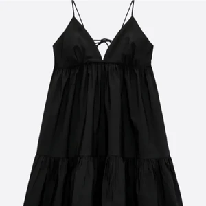 Klänning från zara - Säljer denna fina klänning från zara! Aldrig använd pågrund av fel storlek💕💕 köparen står för frakt, budgivningen startar vid 200! Hör av dig för mer bilder💕man måste höja med 20kr mellan bud!!