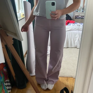 Lila Monki jeans - Säljer mina lila jeans köpta på Monki i modellen Yoko, st 27. Jeansen är nästintill oanvända. Köpta för 400kr, säljer för 200kr (köparen står för frakt) 