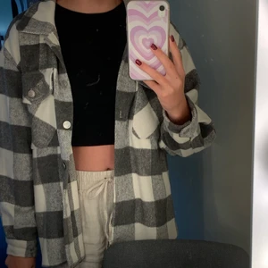 Jacka - Skön och snygg höst/vinter jacka som passar bra till alla sorters outfits. Jag tycker att den är en extremt härlig jacka som kan användas båda när det är kallt och lite mindre kallt. Jackan är använd några gånger och ser oanvänd ut🥰🥰