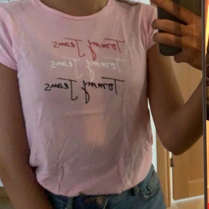 TOMMY HILFIGER  - En rosa t-shirt från Tommy hilfiger💓 Strl 152 men passar också som xs💓använt Max 1-2 ggr, jätte fin Skriv privat om du är intresserad 💓