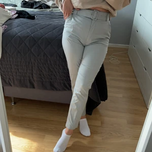 Kostymbyxor med skärp i midjan - Kostymbyxor från H&M med skärp i midjan, i storlek 36. 🌸 Köparen står för frakten 🥰