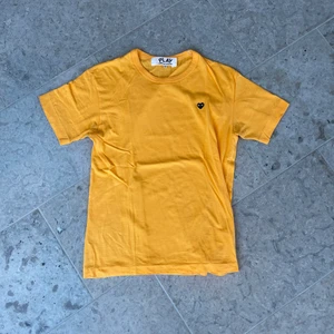 Comme des garcon tshirt - Cdg’s klassiska tshirt i snygg färg🙏