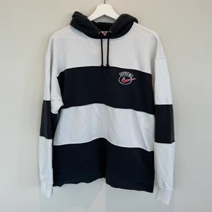Supreme x Nike hoodie - Hoodie från supreme och nikes collab 2019. Köptes från supremes hemsida.