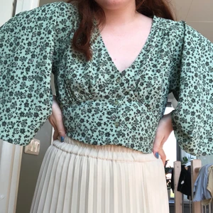 Superfin blommig blus!! - Knappt använd, ksk 2 ggr? Köpt på gina! Hållbart material och inga fel/hål/fläckar. Säljer pga använder knappt och lite för stor över bysten på mig. Passar 34-36 men kanske max c-kupa🥰 Priset kan diskuteras! (Budgivning vid många intresserade)