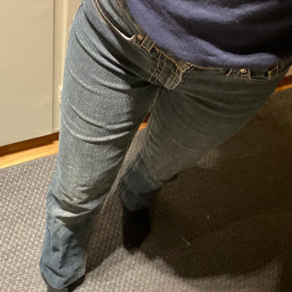 Snygga vintage jeans, straight leg och mid waist. Passar lite kortare tjejer, jag är 160cm med längre ben och de är lagom på mig. Står ingen storlek i men de passar en XS/S. Köpare betalar frakt🌸. Jeans & Byxor.