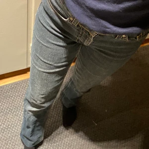 Vintage jeans - Snygga vintage jeans, straight leg och mid waist. Passar lite kortare tjejer, jag är 160cm med längre ben och de är lagom på mig. Står ingen storlek i men de passar en XS/S. Köpare betalar frakt🌸