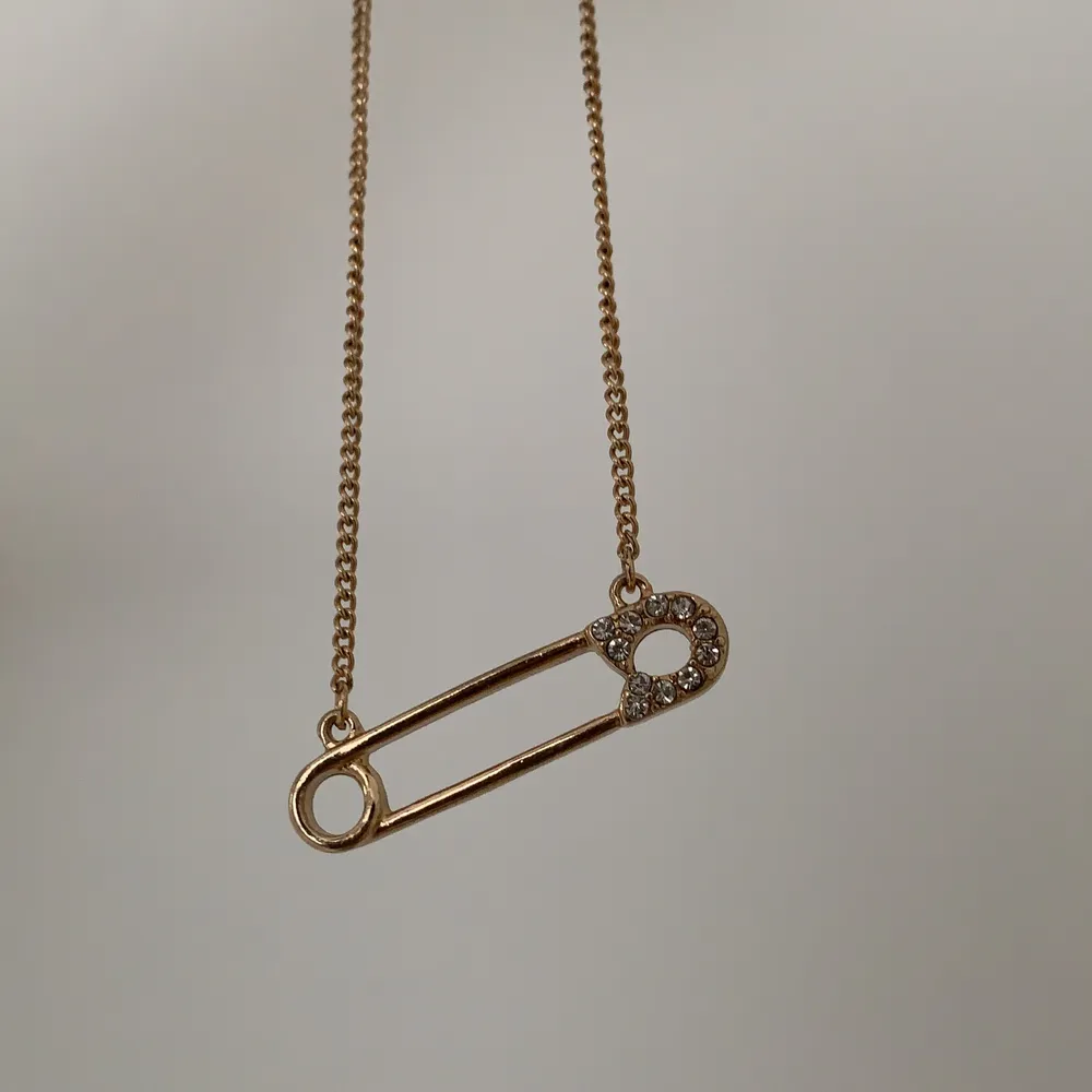 Ett as coolt guldfärgat halsband med en säkerhetsnål💕. Accessoarer.