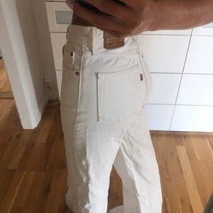 Beiga Levis jeans i rak modell - Säljer mina superfina Levis jeans i modellen ”ribcage” vilket är en rak modell. De är i väldigt gott skick då jag inte använt de så mycket och därför känner jag att det är bäst att sälja de! Storleken är 27/30💗