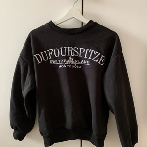 Svart tjocktröja - Jättefin sweatshirt med insytt tryck! Aldrig använd 