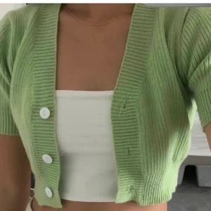 Grön topp - !Lägger upp igen pga oseriösa köpare! Säljer denna snygga toppen då jag ikte får ngn användning av den! Storlek M men passar allt mellan XS-M💗