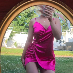 Rosa sidenklänning  - Jättefin klänning med knytning på vänster sida🎀💞✨ Aldrig fått läge att använda den så den är som ny! Köparen står för frakten📬🌸