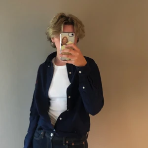 Mörkblå skjorta - Skjorta från Ralph Lauren i nyskick. S men är lite större i storleken. Frakt står köparen för, och finns det frågor är det bra att skriva:))