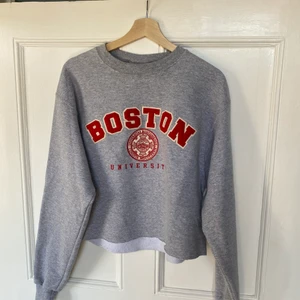 Boston University cropped hoodie - Cropped hoodie i bra skick. Använd några gånger!