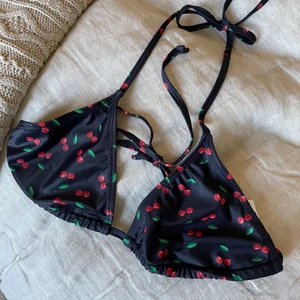 Bikiniöverdel  - Bikiniöverdel från Urban Classics i storlek S. Jättefin med körsbär på. Så gott som ny! ❣️