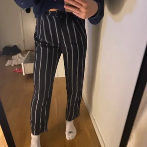 Strl 34   - Använt ett fåtal gånger, inte så långa byxor dock passar som perfekt på mig då jag är 159 lång.