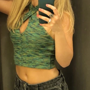 Ny Gina tricot Cross halterneck top - Helt ny, aldrig använd top fårn Gina! Blå/grön ”randigt” mönster. Jag brukar vanligtvis ha typ S, men denna e i XXS. Har bara aldrig blivit använd❤️
