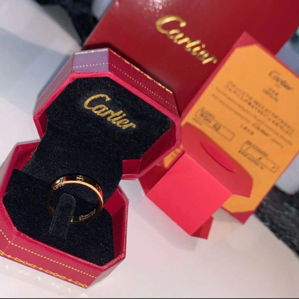 Cartier ring (AA kopia) i rostfritt stål. Finns i guld/silver/rose. Pris: endast ring 200kr, med box 250kr. OBS: Alla mina varor skickas utifrån efterfrågan och observera därför väntetid på 14-21 dagar innan du får din vara. Tack på förhand. Accessoarer.