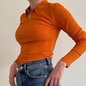 Orange topp/tröja köpt på & other stories.