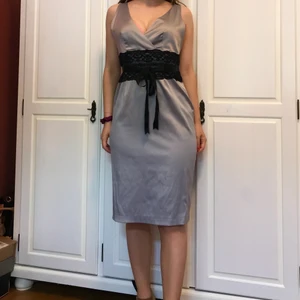 Elegant aftonklänning i silver storlek M - GADEROBUTRENSNING!! Exklusive aftonklänning i mycket bra skick, endast använd 1 gång. Dragkedja finns där bak. Köpt utomlands för cirka 1500 kr. Säljer då klänningen är för stor för mig.  Modellen på bilden är jag och klänningen är alldeles för stor för stor för mig. Storlek: Storlek M men tippar att den skulle passa en som har liten L också.      Märke: ECHO  Vid frågor o funderingar tveka inte att höra av er, svarar inom loppet av en timme. Kommer från ett rök och djurfritt hem. 