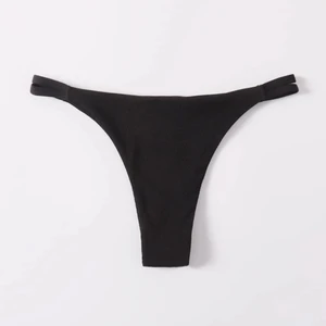 Bikiniunderdel 🌸 - Säljer denna svarta bikiniunderdel från SHEIN 👙 Storlek M, men skulle säga att den mer är i storlek S. 50kr inkl. Frakt 🥰