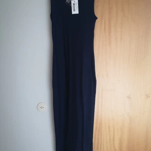 Lång sommarklänning  - I världens tunnaste och svalaste material utan att vara seethrough. Aldrig använd. Från nelly. Xs men passar s också för e stretchig 