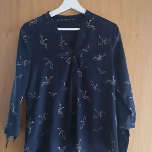 Söt skjorta med fåglar  - I 'sidenliknande' tyg från Zara