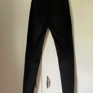Tommy Hilfiger jeans i size 28/32. Stretchiga och sköna och bra kvalite, använda flertal ggr, men forfarande bra skick
