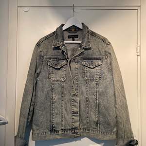 Knappt använd jeansjacka från topshop tall i storlek 40.