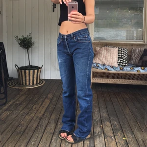 Lågmidjade jeans - Snygga lågmidjade jeans som är insydda så att de ska passa cirka w25💓