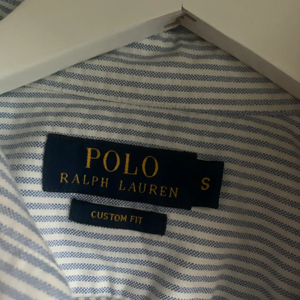 Ralph lauren skjorta i storlek S, som är använd en gång. . Skjortor.