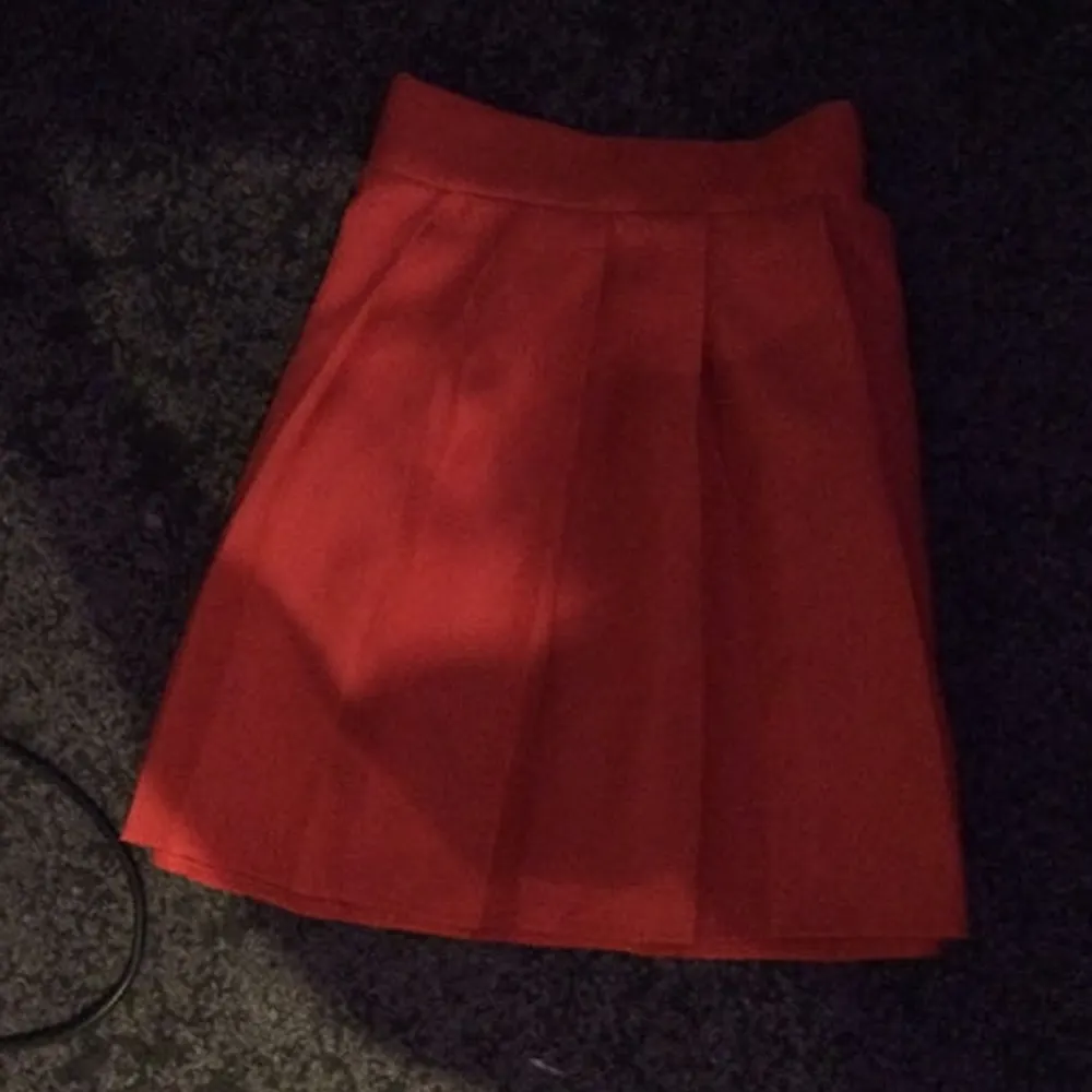 En söt röd japansk kjol, köpt i Japan från en skol uniform butik. 🎴 sitter superbra på både s och m. Kjolar.