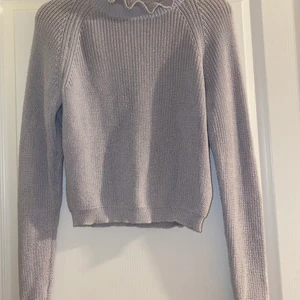 Grå stickad tröja  - Säljer min gråa stickade tröja i storlek XS från H&M. Aldrig använd och säljer pga för liten. Fina detaljer runt kragen och ärmarna. Säljer för 70kr. OBS! Köparen betalar för frakten ☺️