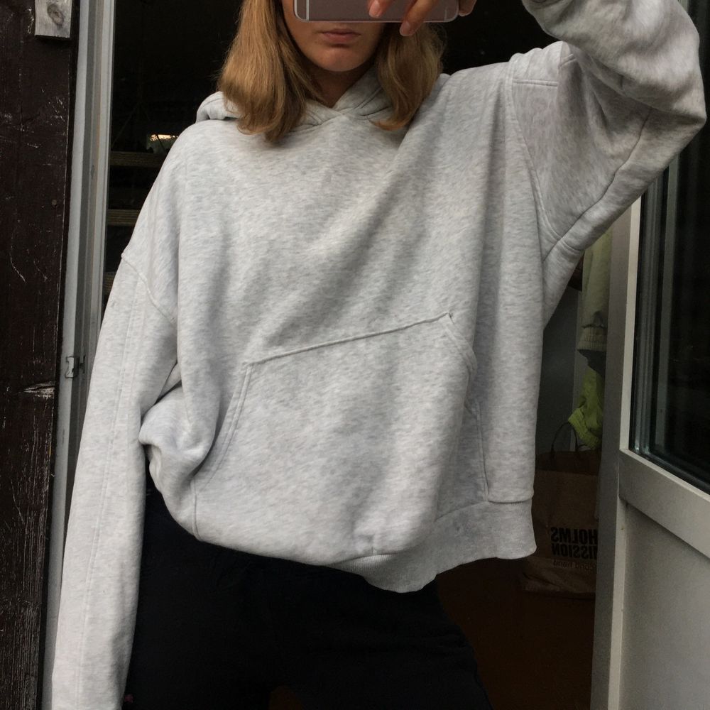 Grå hoodie från weekday, storlek M (väldigt stor och boxig modell) 💓. Huvtröjor & Träningströjor.
