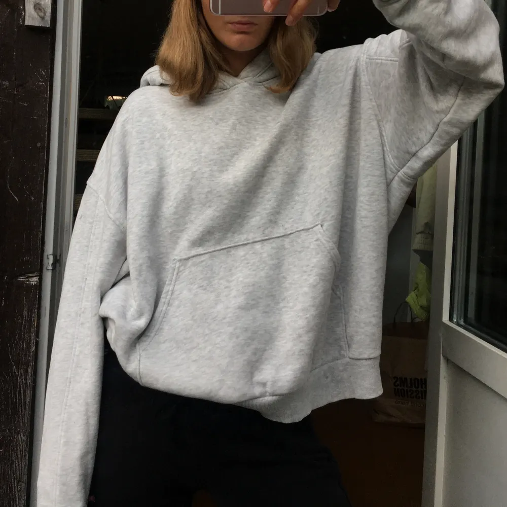 Grå hoodie från weekday, storlek M (väldigt stor och boxig modell) 💓. Hoodies.