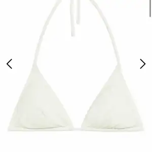 Ny vit bikini från Arket, halterneck, storlek 36, skön! Utsåld. Nypris, 190, säljs för 170 kr eller högst budande. Frakt tillkommer 🌸