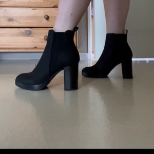 Klackskor - Så fina klackskor att ha på hösten eller vintern❤️ Aldrig använda. Nypris 400kr säljer för 100kr. Kan mötas upp i centrala Jönköping eller skicka via post (då står köparen för frakt) 