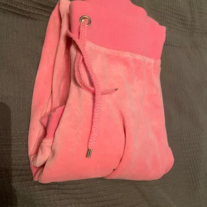 Rosa mjukis byxor  - -Mörk ljusrosa mjukis byxor💕 -Tajta i midjan  -Köpta på Cubus  -Storlek S -Använda men hela och rena  -kan skickas  -Priset på frakten varierar beroende på om man vill ha det spårbart eller inte 💌📦💕