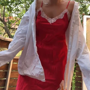 Rosa slipdress  - (Ursäkta skrynkligheten lol) Säljer denna jättefina rosa slipdressen! Köpt på humana med kommer inte till användning därför säljer jag den❤️ Räcker mig som är 161 till typ mitten av låren (som ni ser på bilden) och den har jättefina spetsdraperi med slitsar på sidorna!