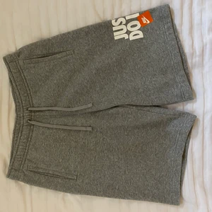 Nikeshorts - Gråa mjukisshorts från Nike i storlek M. Näst intill nyskick, säljer då jag inte har någon användning av dem. (Nypris ca 400kr) 💞
