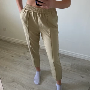 Beige kostymbyxor NA-KD - Säljer dessa as snygga kostymbyxor från NA-KD. De sitter skit snyggt och är väligt bekväma. Jag är 173 cm lång. Har använt få gånger. Mer info finns i profilen angående frakt osv🤩❤️‍🔥