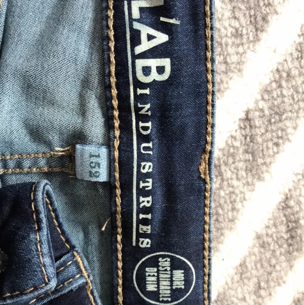 Mörkblåa Skinny jeans storlek 152 säljes knappt använda. Jeansen är i ett mjukt och tunt men ändå skönt material, passar jätte bra att ha året runt. . Jeans & Byxor.