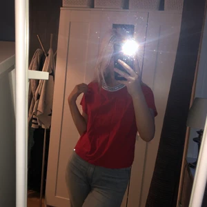 Röd Levis tshirt - Säljer min röda Levis tshirt med märket runt halsen. Sitter bra osv. Hör av er vid frågor💕