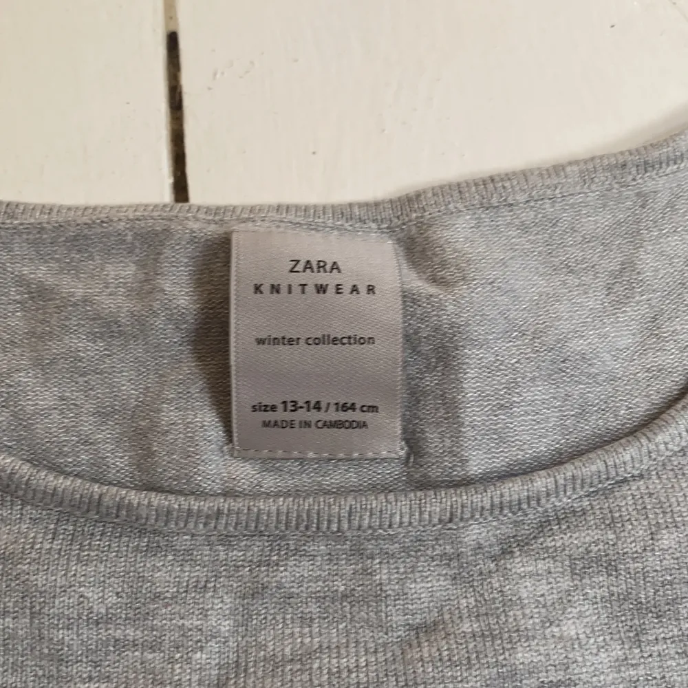 Perfekt för sommarkvällar!! Superfin grå och mjuk stickad tröja. Storlek 13-14 eller 164 cm men sitter som XS. Superbra skick, ser helt ny ut. Säljer pga att den inte används 💓. Stickat.